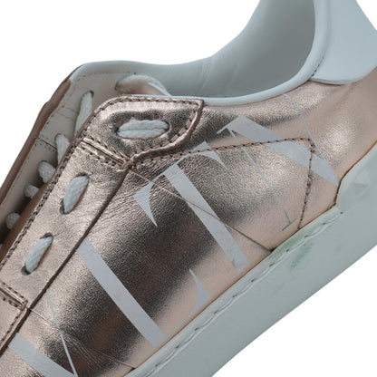 Rockstud VLTN Rose Gold Low Top Sneaker