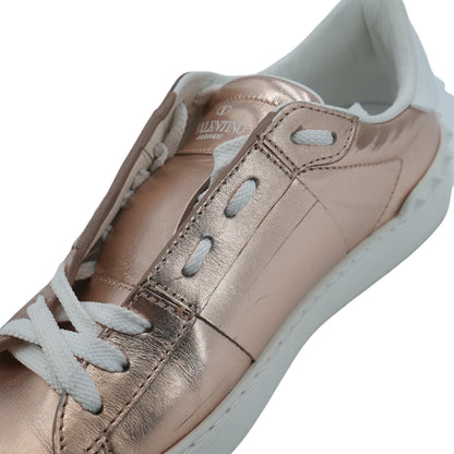 Rockstud VLTN Rose Gold Low Top Sneaker