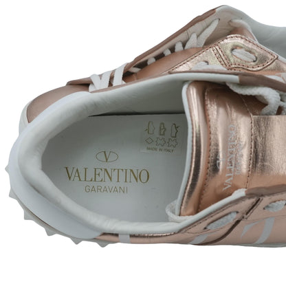 Rockstud VLTN Rose Gold Low Top Sneaker